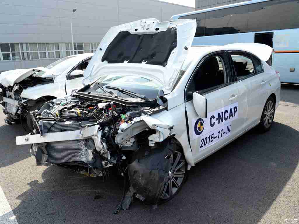 艳女直播,“直播新风尚:专业女主播引领汽车行业数字化转型,新车亮点全面解析,观众热情高涨助力销售”-1