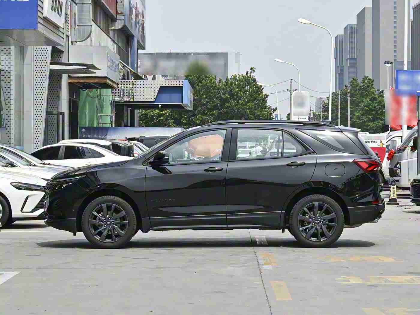 老头正添奶狂吃做乳,创新动力，智能驾驶：全新电动车型引领行业潮流，续航450公里，环保舒适体验！-1