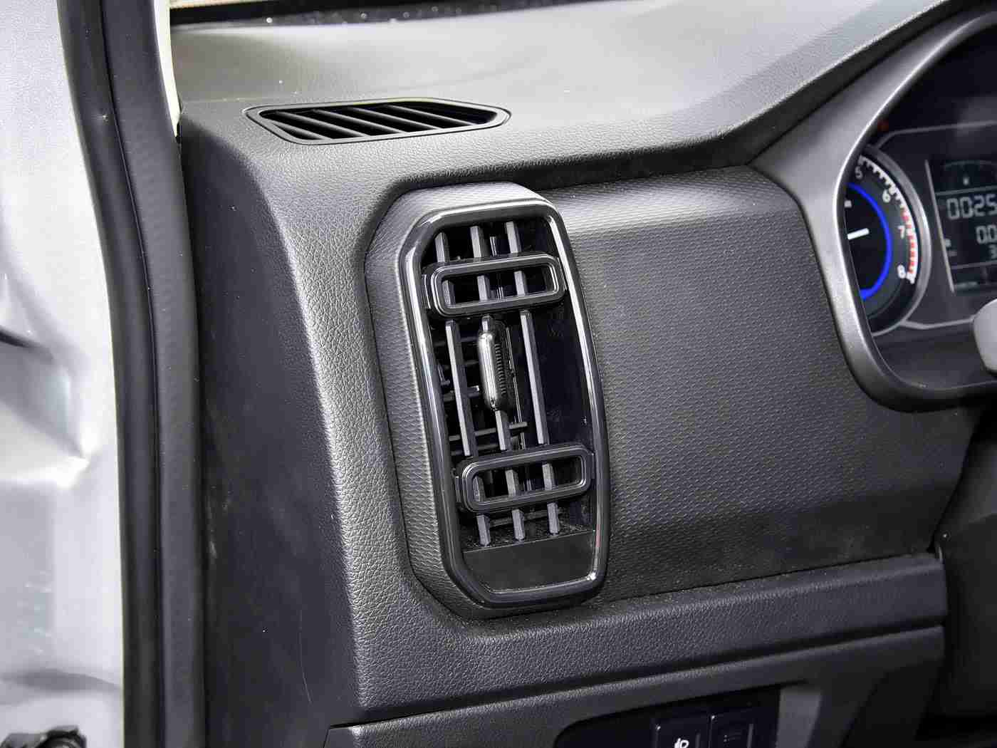 男人和女人打扑克,汽车品牌创新互动:轻松扑克游戏助力提升品牌形象,吸引年轻消费者关注-1