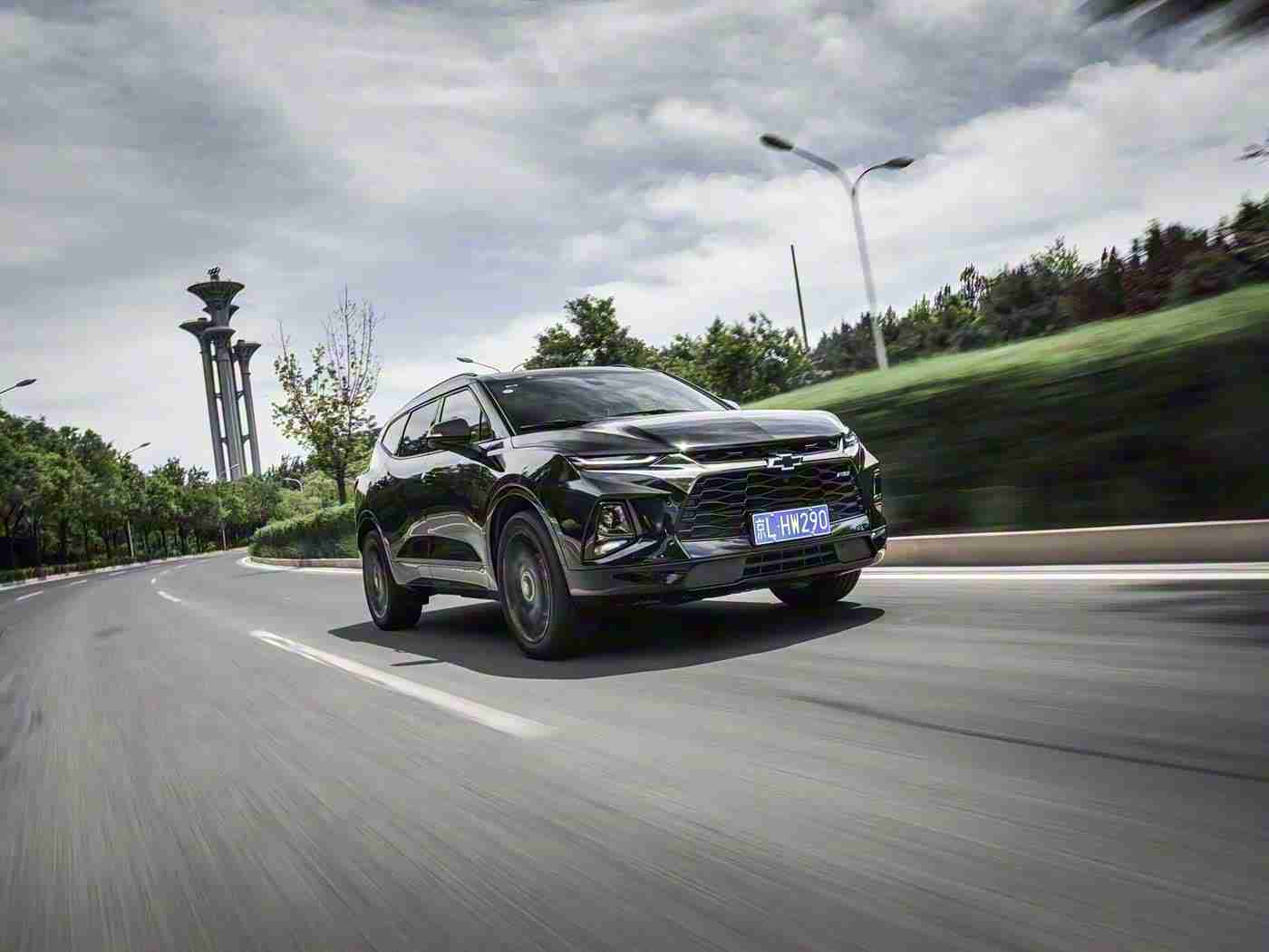 双人床上打扑克,汽车新宠来袭：床上游戏机打造家庭欢乐时光-4