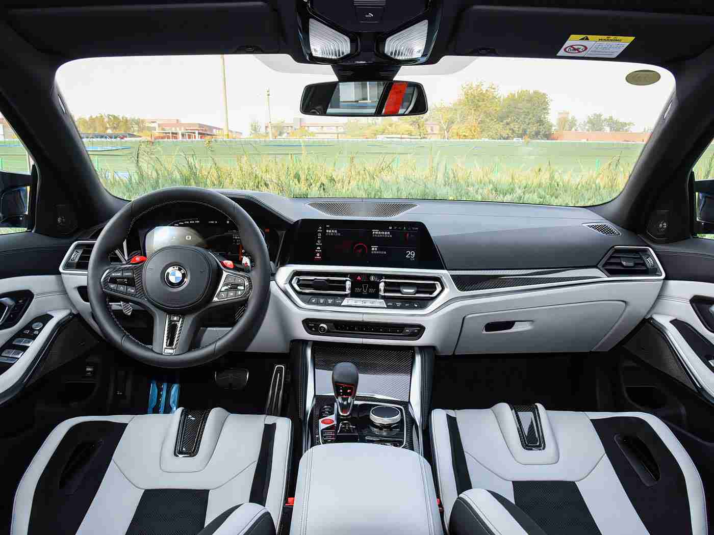 男女一起差差差,“色彩交融，驾驭非凡：探索性别差异化汽车的独特魅力”-3