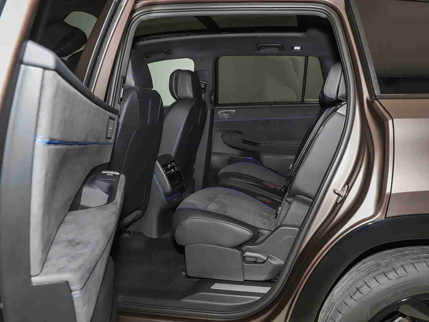 王者女性的全身无小爱心壁纸,全新SUV闪耀女性力量,智能科技与人性化设计引领市场潮流,彰显个性品位之选-1