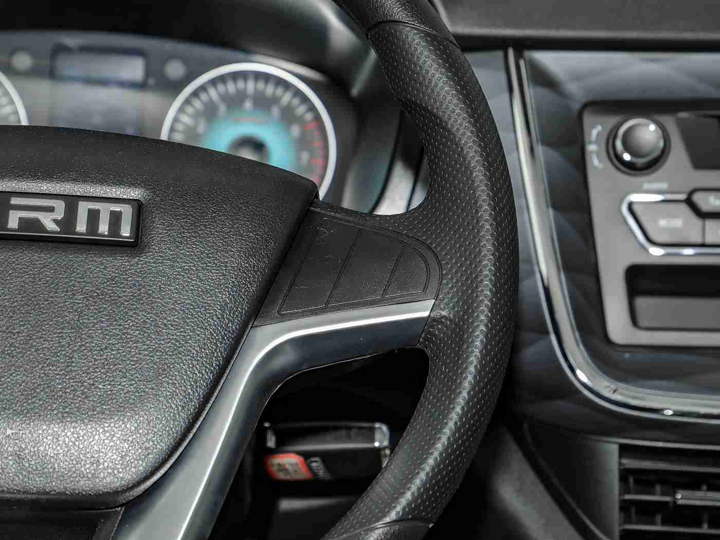 黄色软件下载每天三次,知名汽车品牌创新服务：每日三更新，打造极致驾驶体验，引领行业新潮流-5