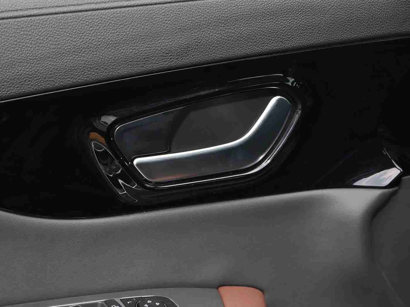 向日葵色板,“阳光色彩新潮流，汽车世界焕新颜，向时尚出发，品味不凡生活”-1