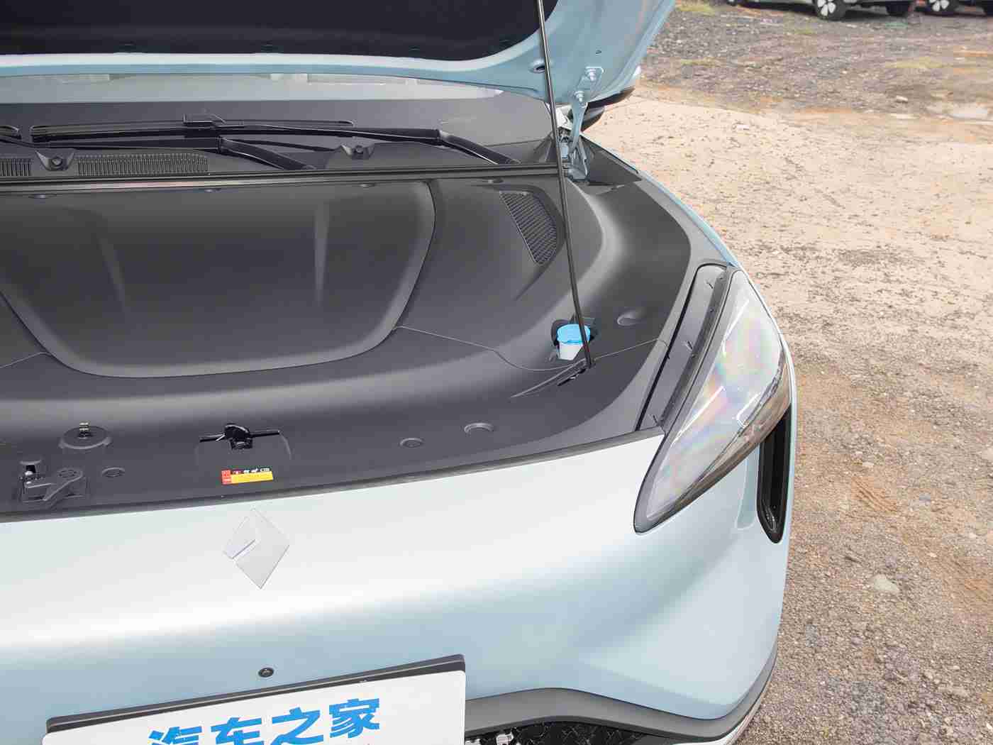 黄色观看,引领潮流，悦享视界：新能源车型打造独特“黄色魅力”驾驶体验-1