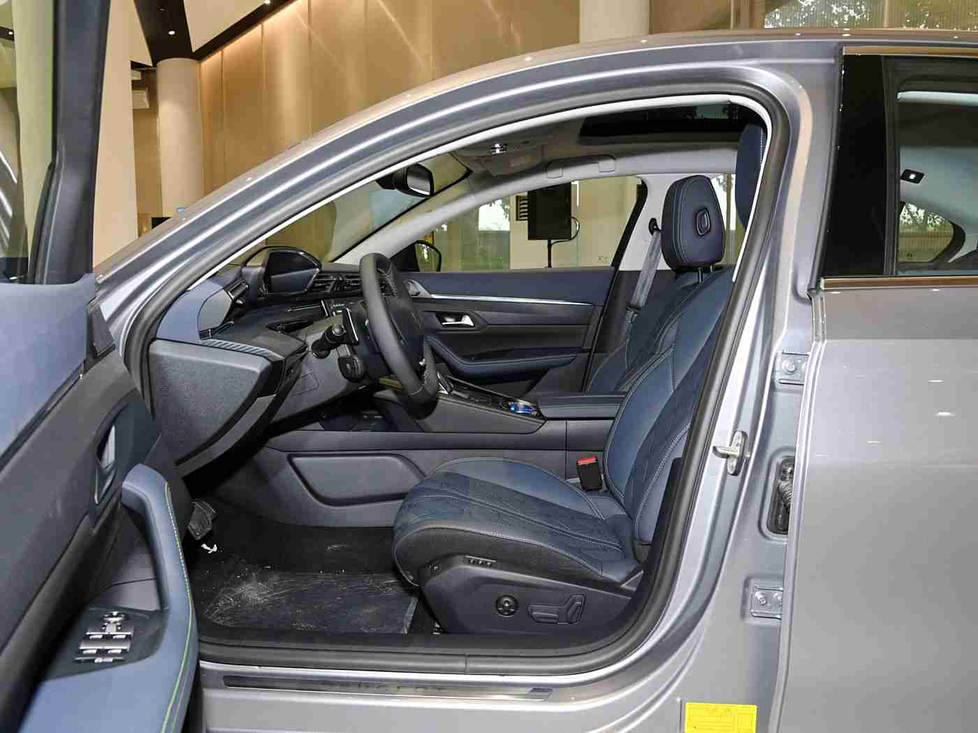 丈夫旁观娇妻3p,我国创新汽车震撼来袭：人性化设计打造温馨驾驶新体验-4