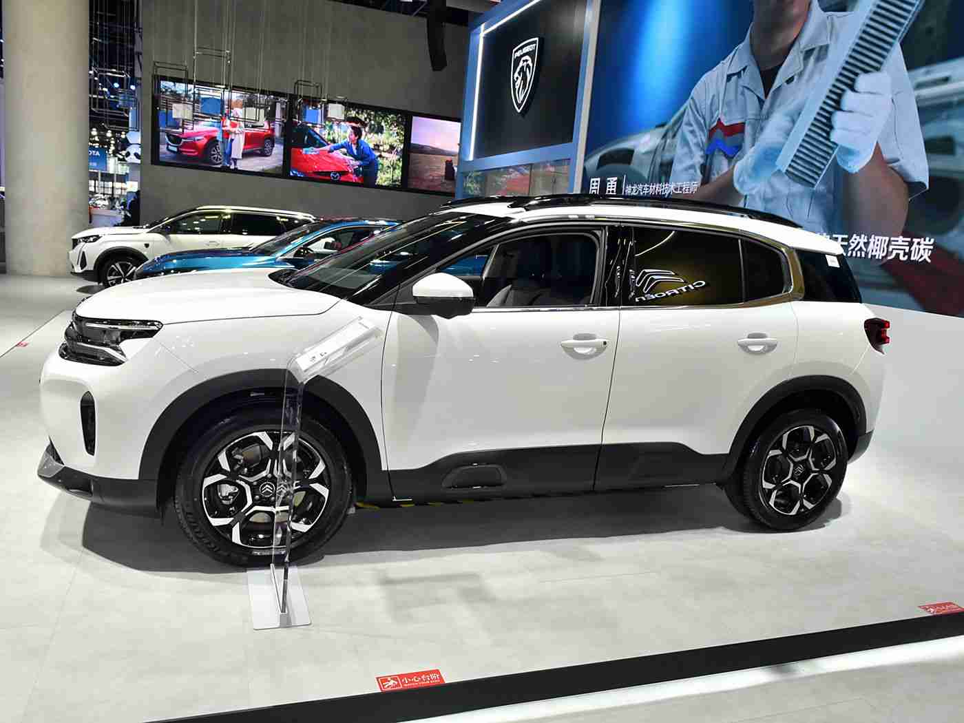 艳女直播间,新能源汽车艳女直播首秀，流线外观动力强劲，智能配置领跑未来车市-1