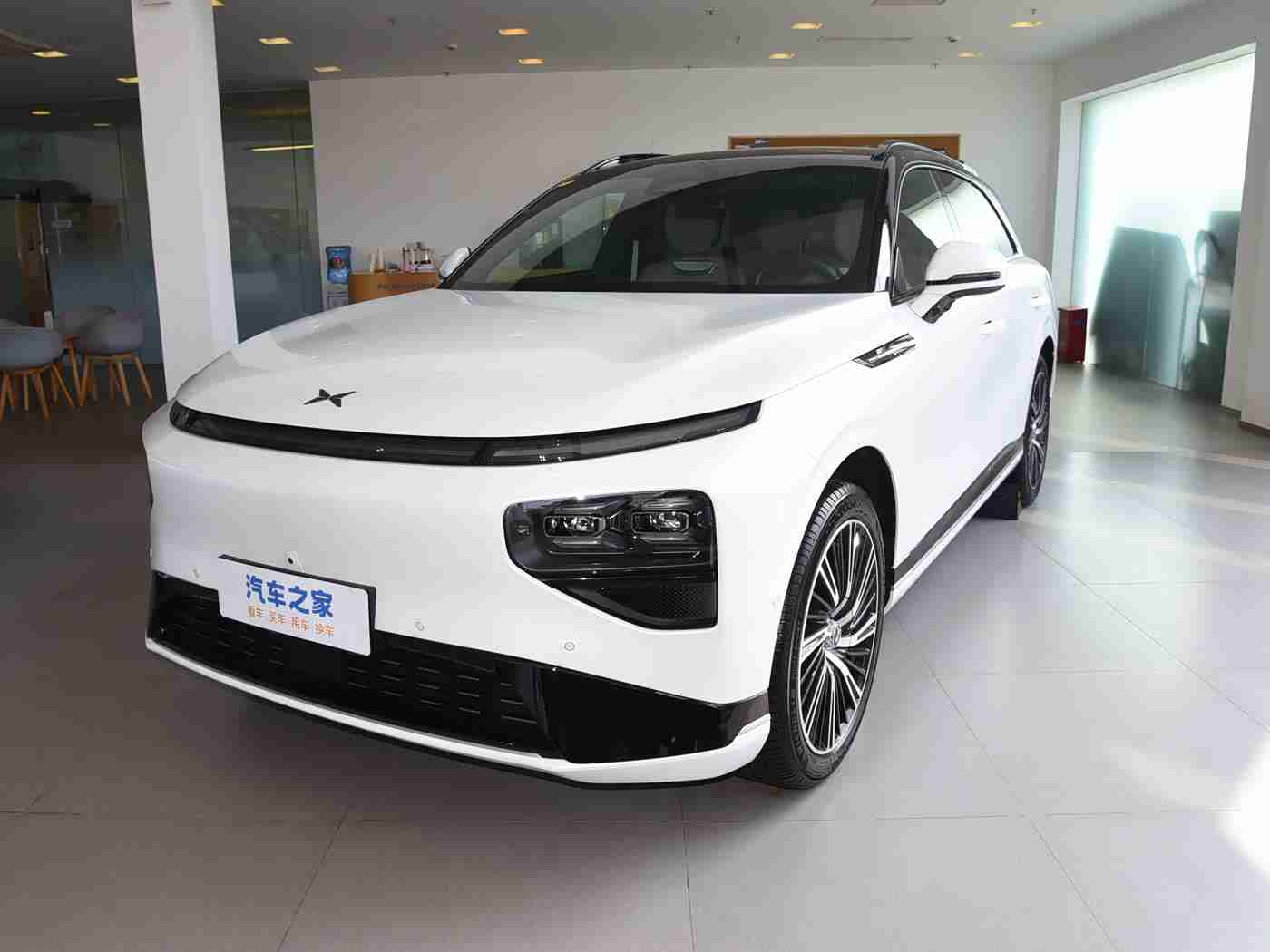 女生让男生诵,“女性专属新车型亮相,智能科技与时尚配色满足个性需求,汽车品牌关爱女性出行安全”-4