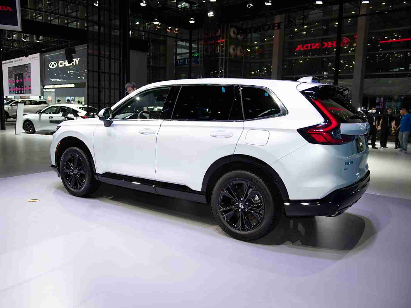 黑人av,“黑科技引领未来：全新概念车惊艳亮相，环保智能性能卓越，续航超500公里-4