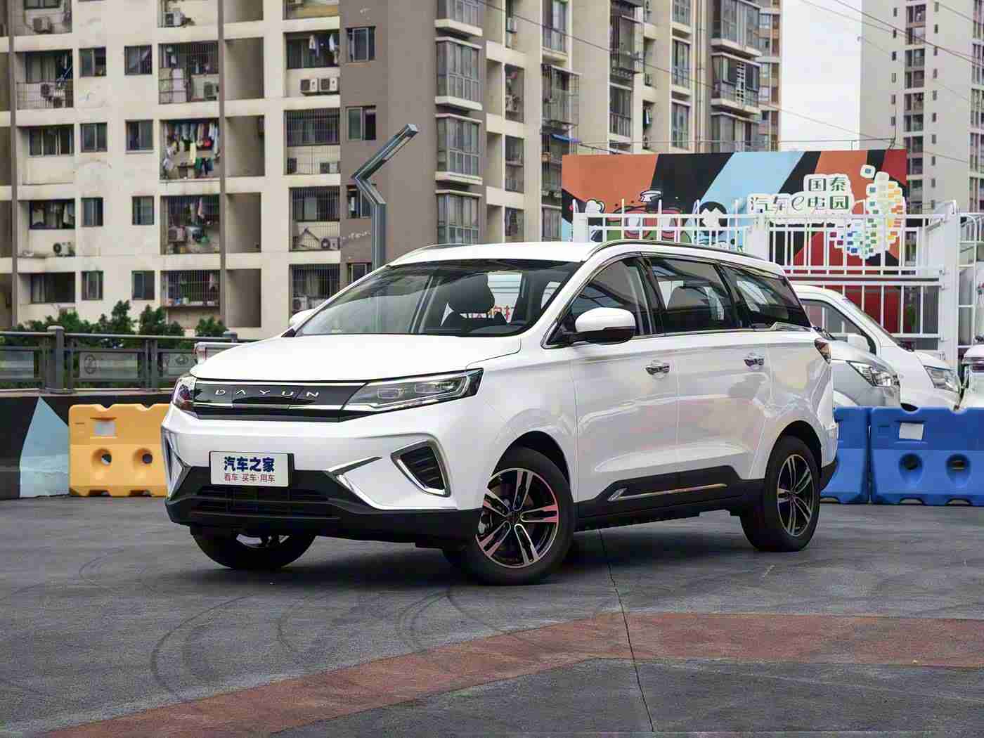 天美麻豆,流线风采，驾驭非凡——引领环保潮流的时尚座驾-2