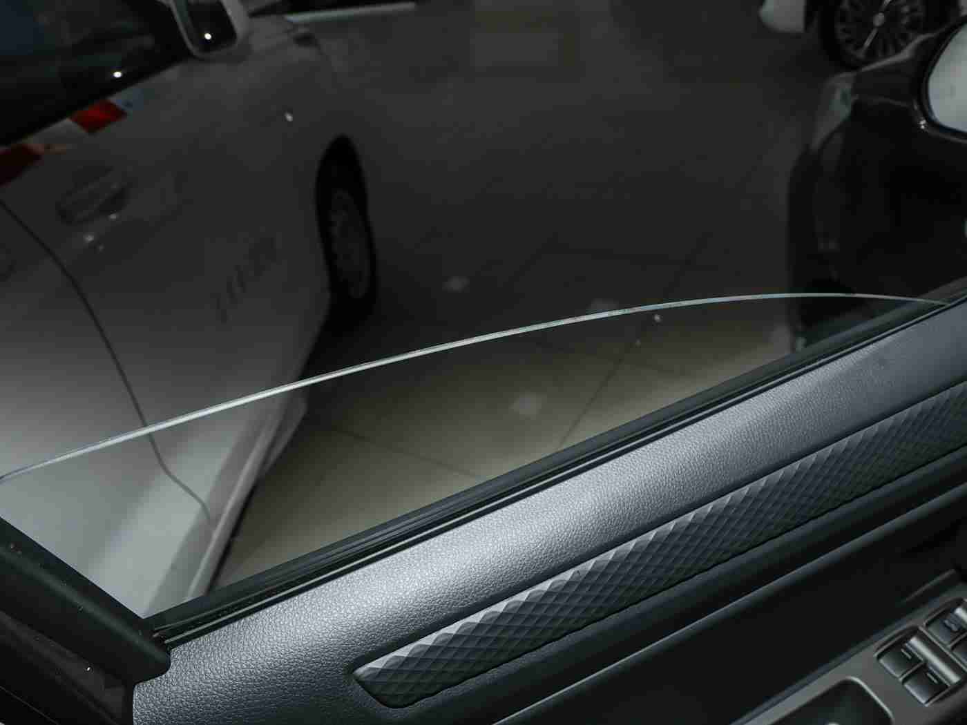 黑人Av,新能源汽车黑马：流线设计、高效续航，引领未来出行潮流-2