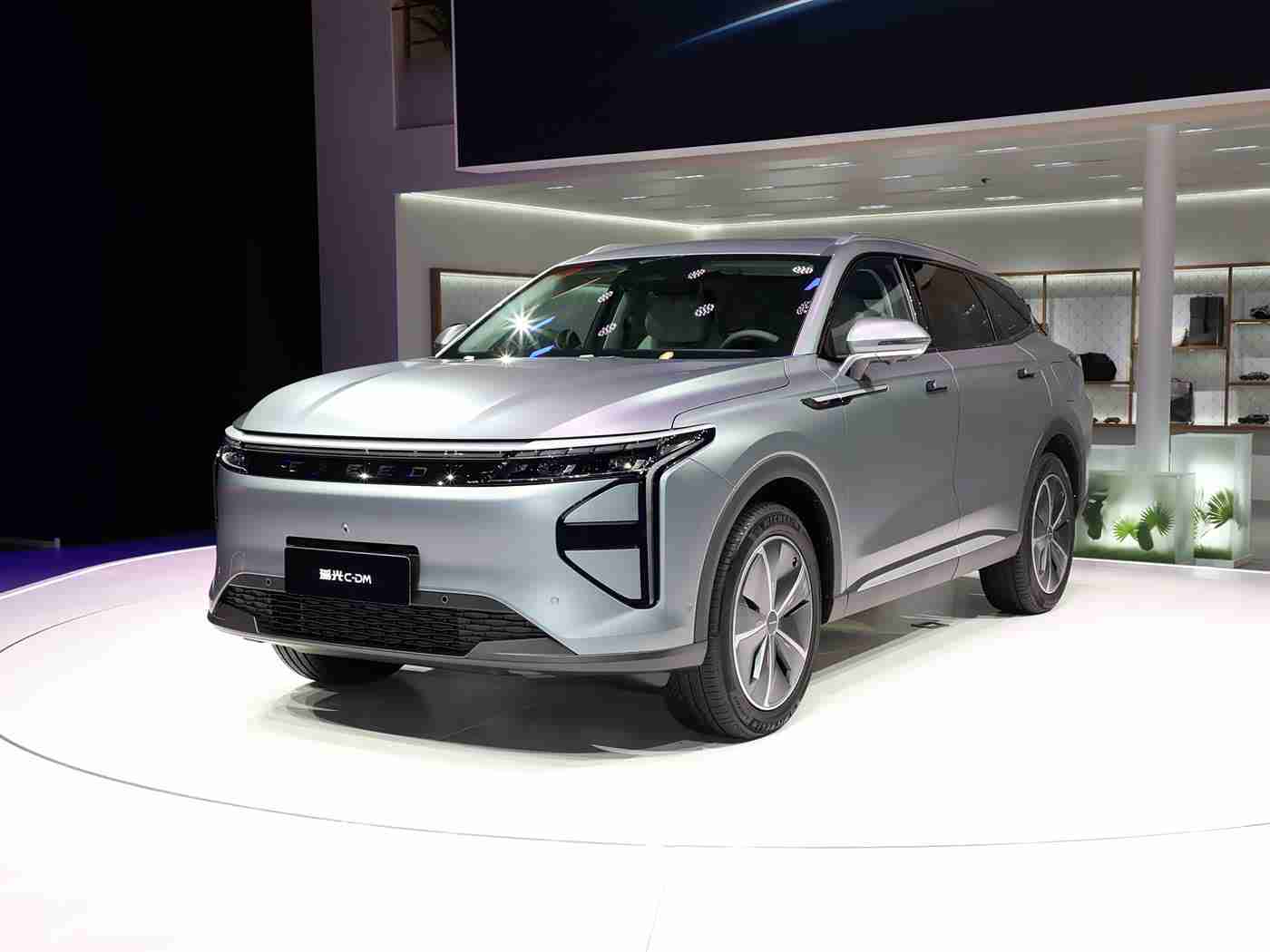 大炕上妇乱子伦的现代意义,新能源汽车崛起：传统智慧与现代科技融合，推动汽车产业创新发展-1