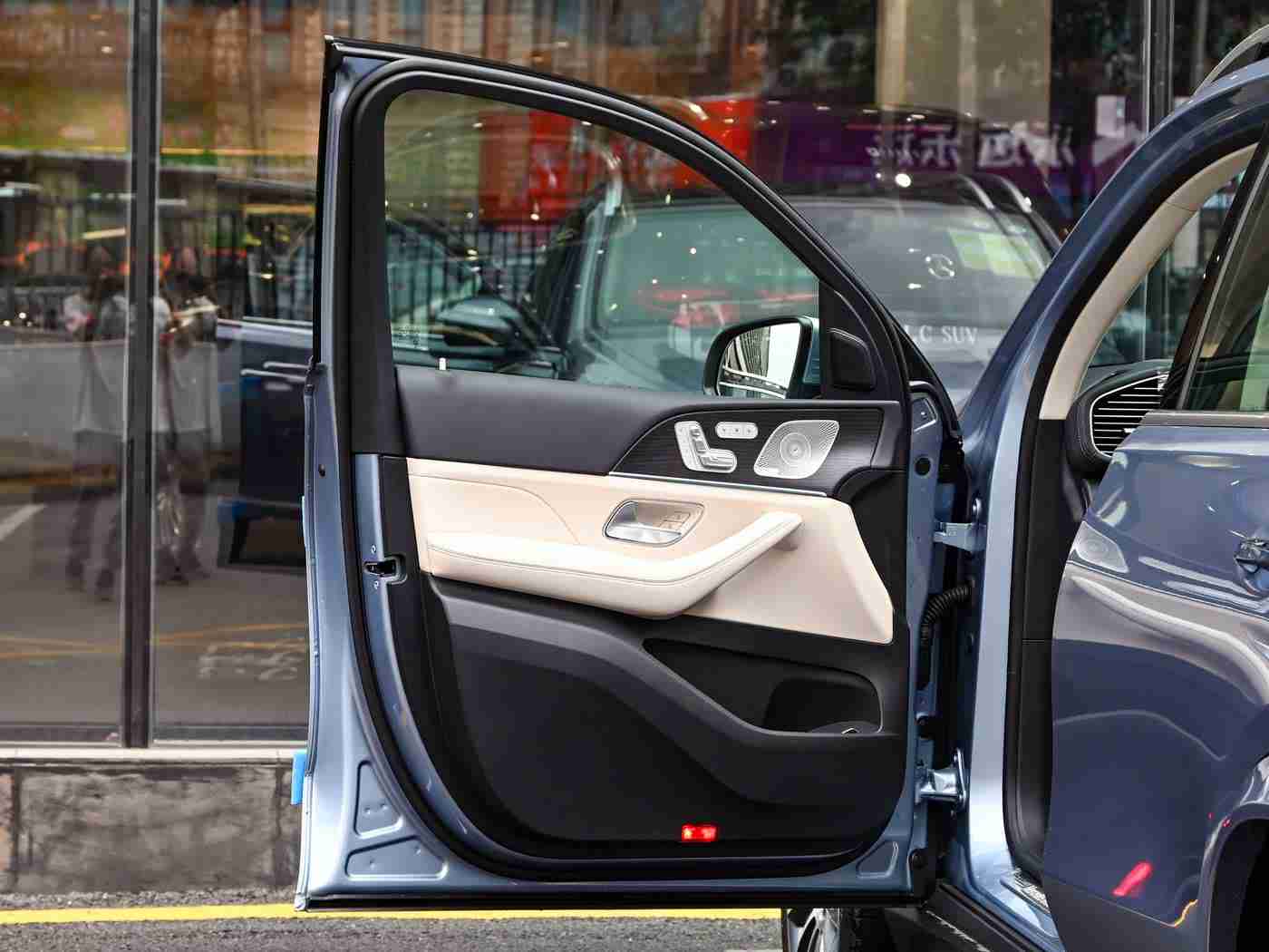 剧烈运动打扑克,“激情战神”赛车新宠：创新娱乐系统打造独特驾驶体验，引领汽车娱乐新潮流-1