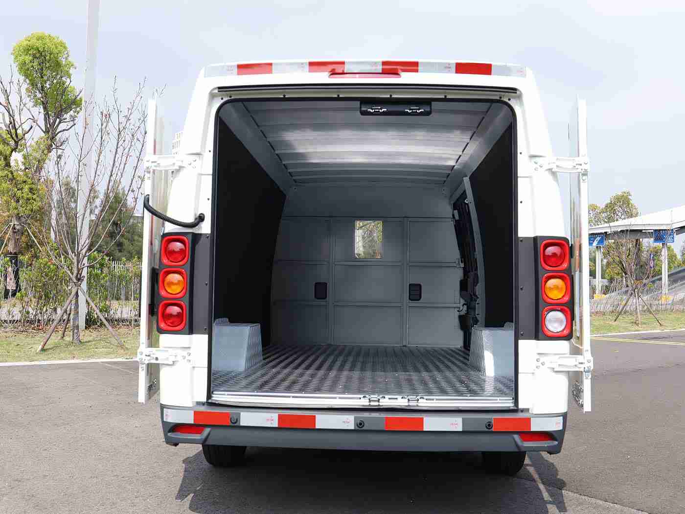 欧美大白屁股XXXOOO,欧美新宠“XXXOOO”：大白屁股设计，动力操控双绝，引领潮流驾享新境界-3