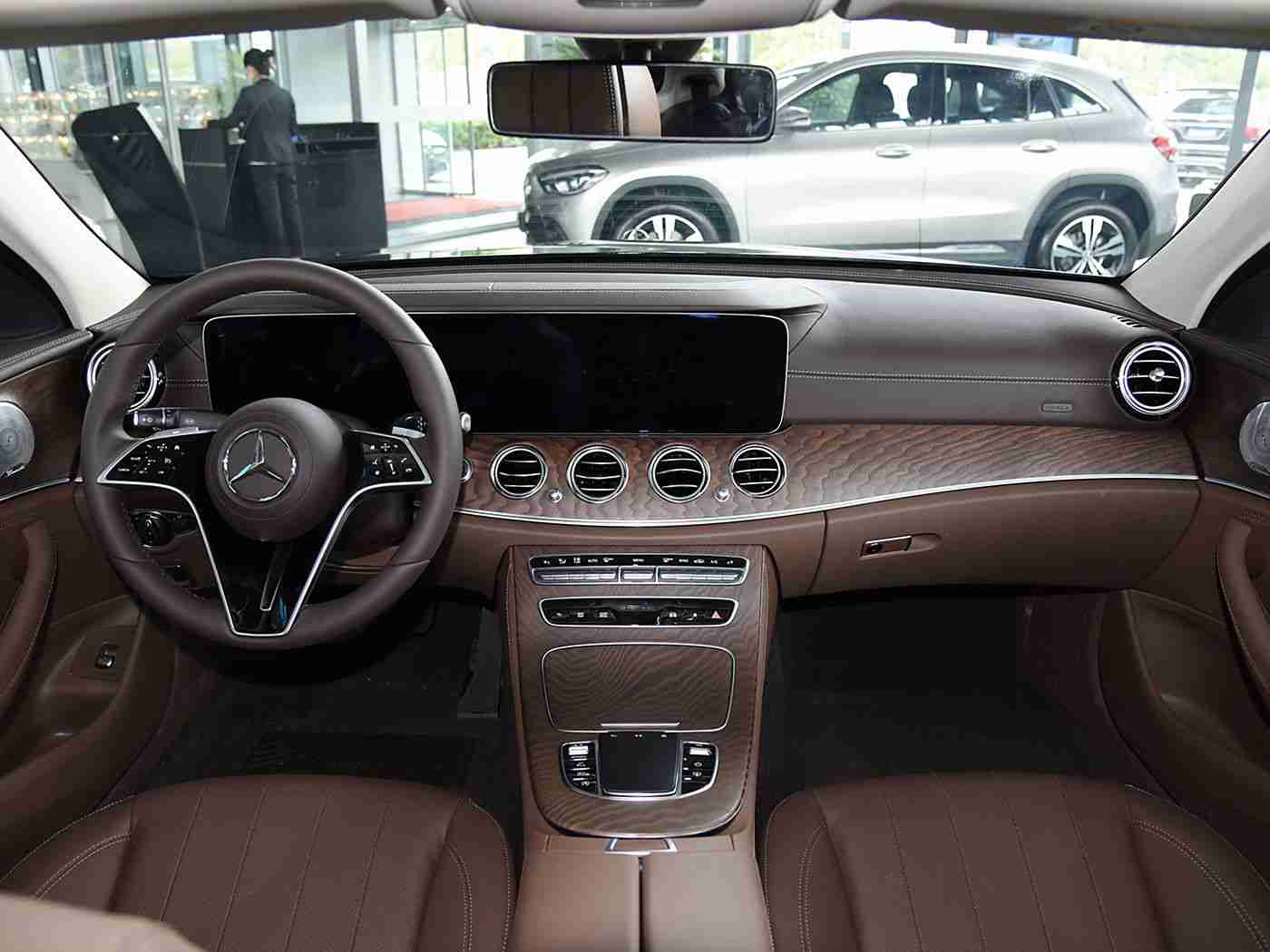 中国少妇,时尚驾韵,都市女性新宠,尽享智能出行之旅-1