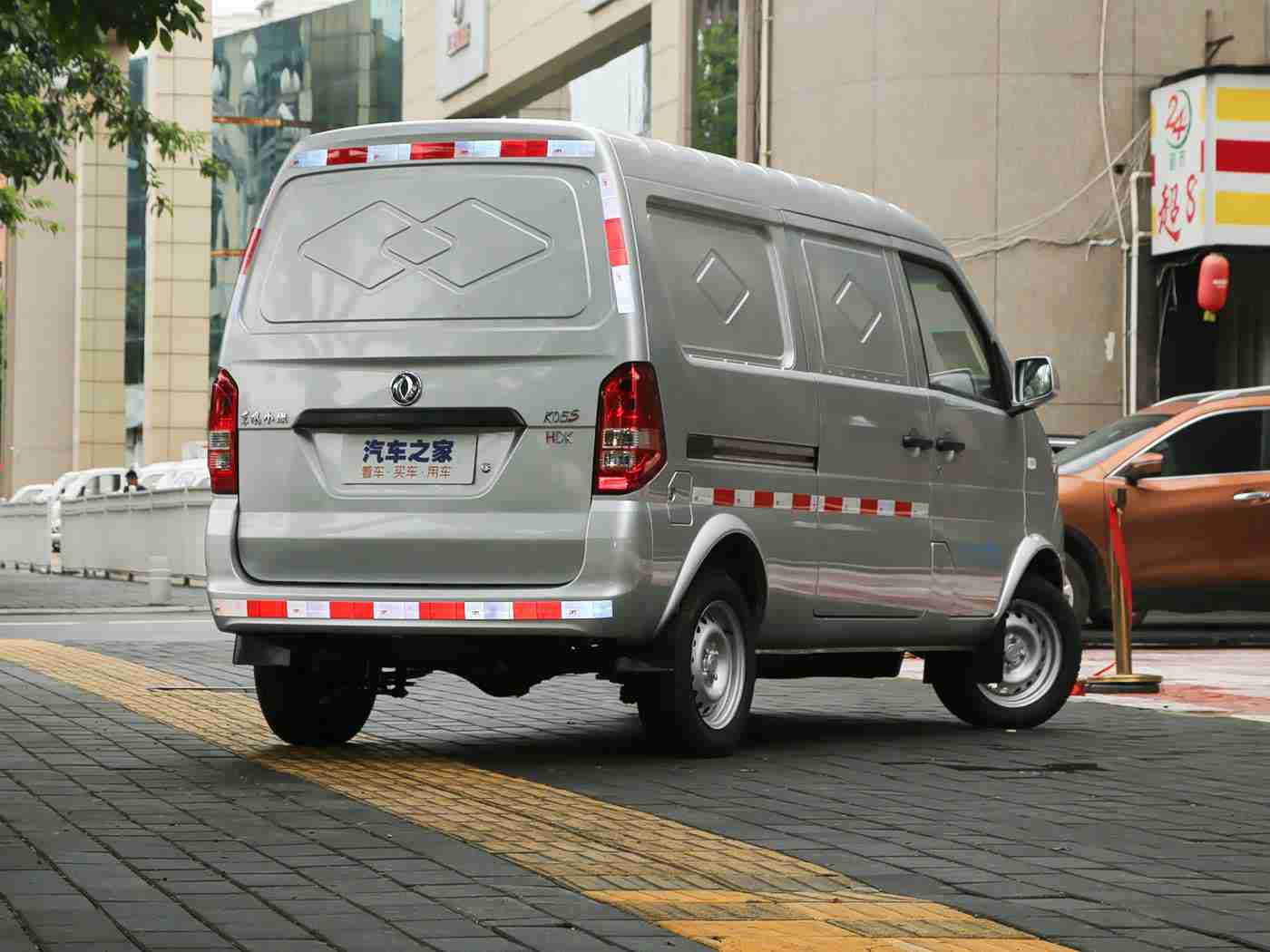 女生差差差,女性购车新宠引争议：独特设计车型，性能与市场前景如何？-3