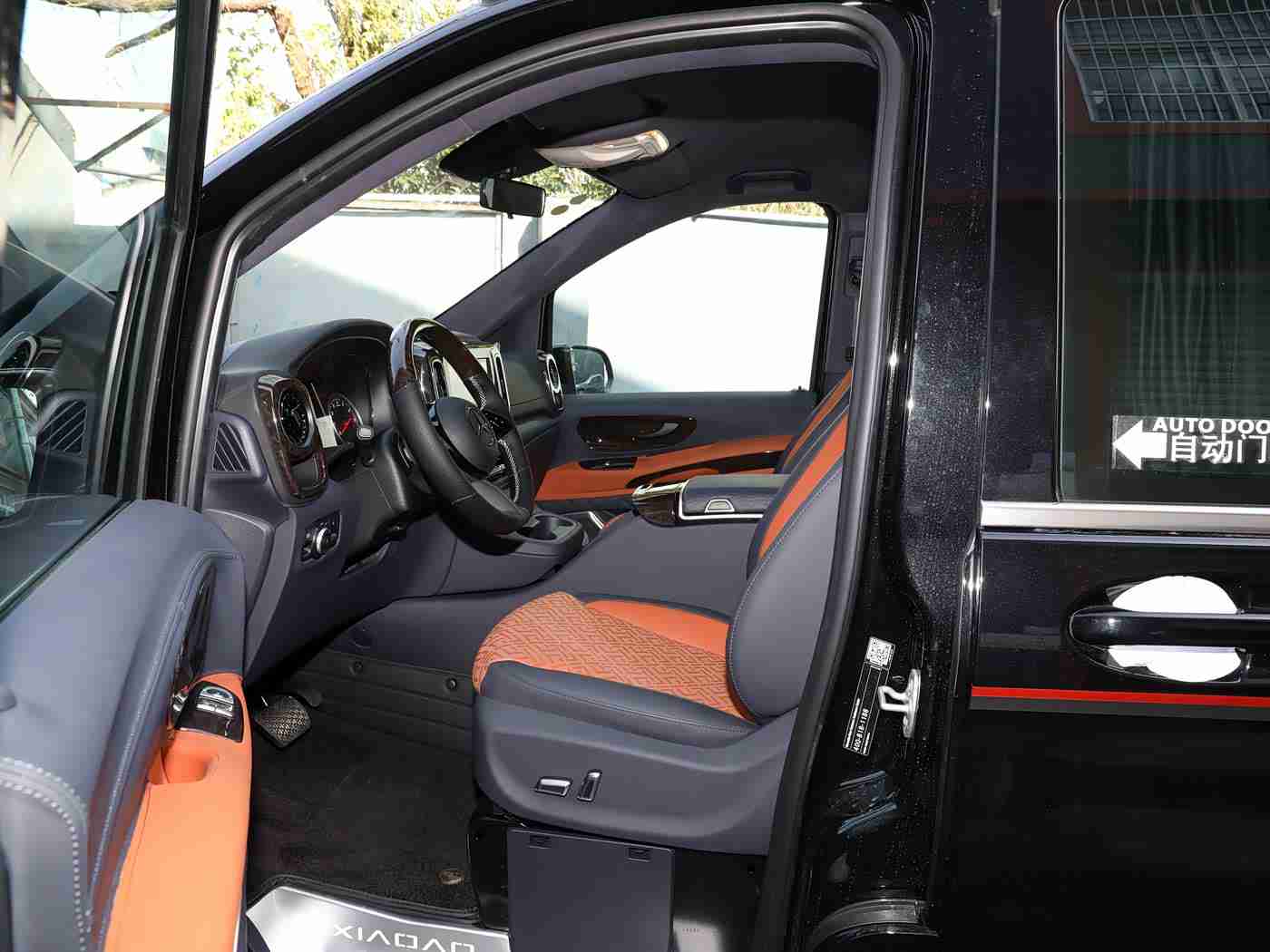 男生女生一起查查查,汽车新篇章：性别无界，共探未来出行之美-2