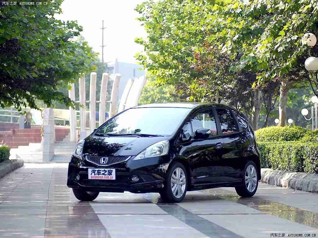 黄软件,科技驱动未来，智能汽车“大脑”揭秘：揭秘汽车操作系统发展新趋势-2