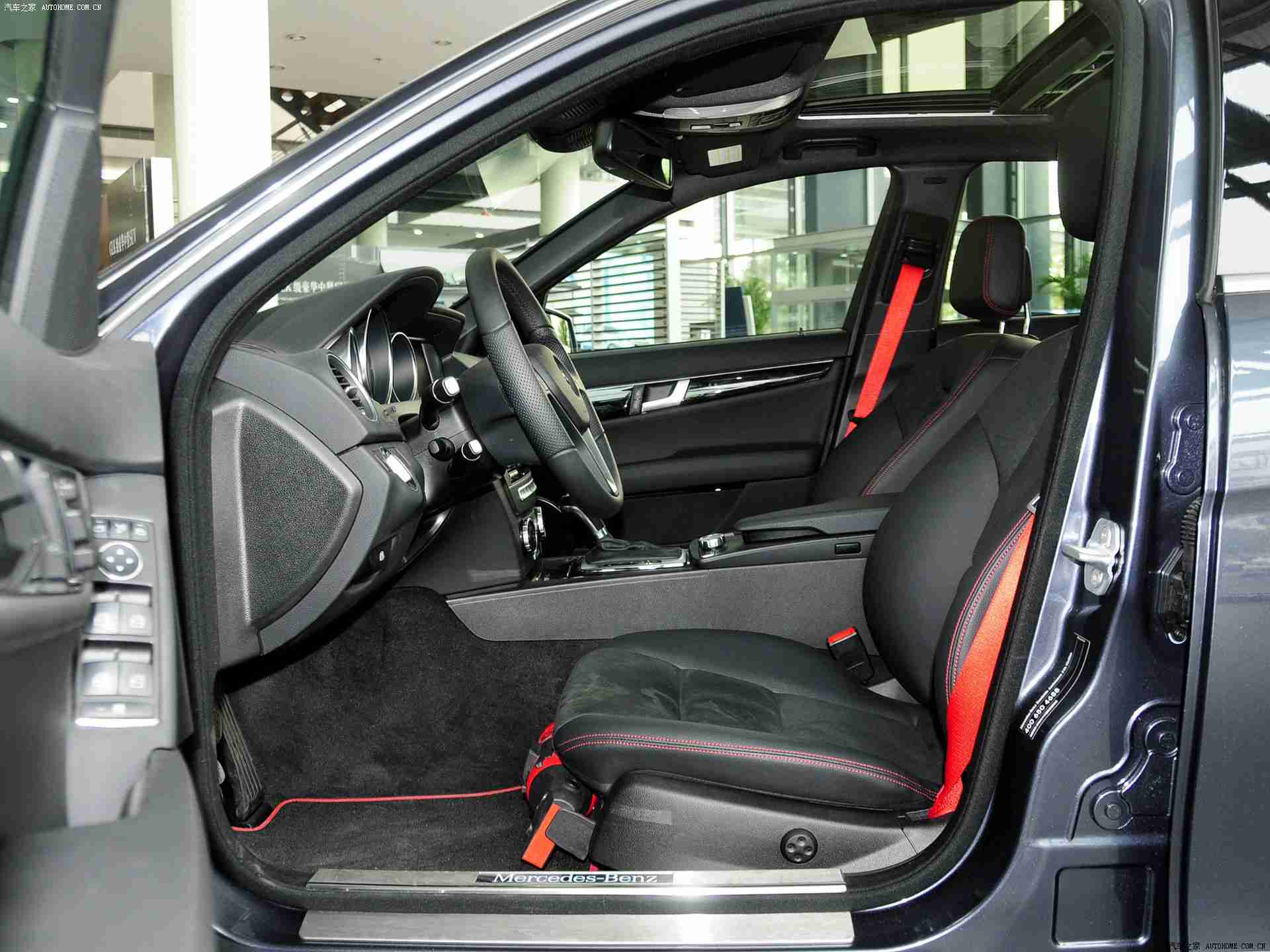 小男孩与妈妈小马拉大车,城市温馨风景:小家庭小车演绎生活百态,传递正能量-1