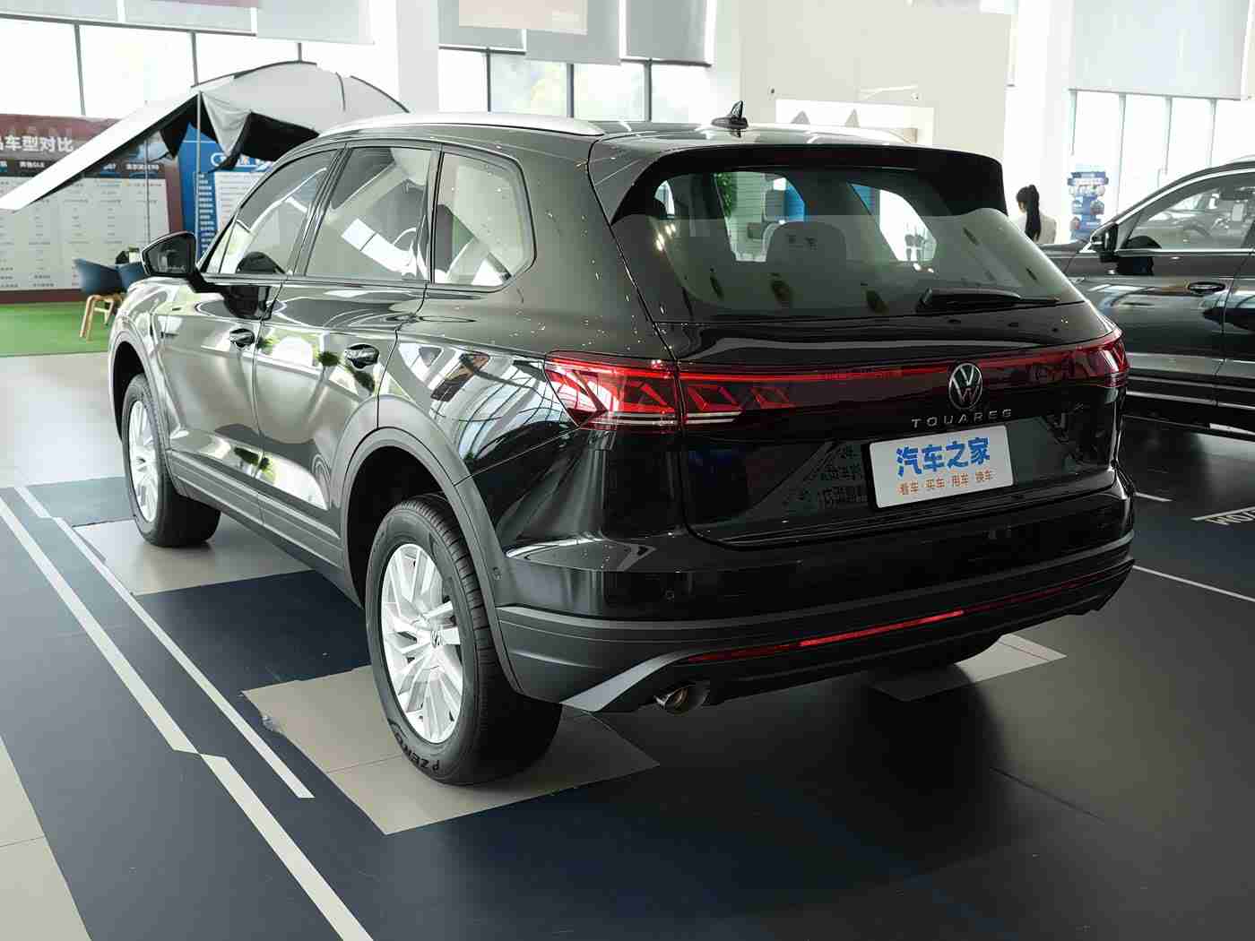 智能换脸赵丽颖惊艳片段,颠覆视觉体验，赵丽颖换脸汽车惊艳亮相，引领个性化驾驶新潮流-1