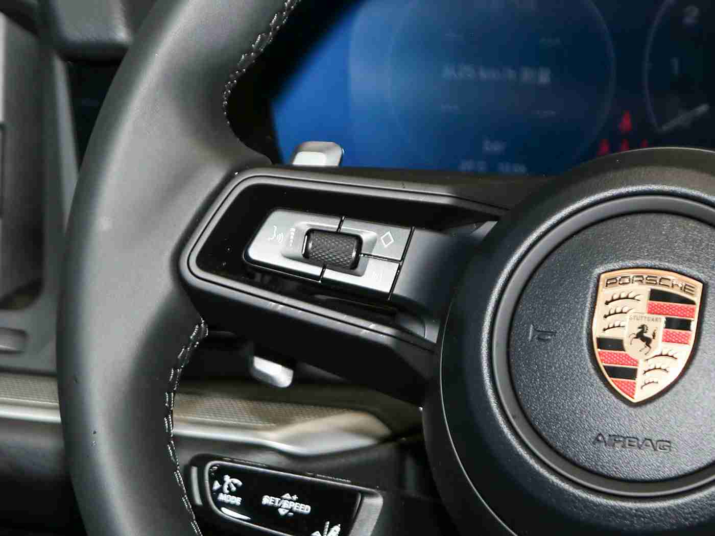 黑人av,“黑科技引领未来：全新概念车惊艳亮相，环保智能性能卓越，续航超500公里-1