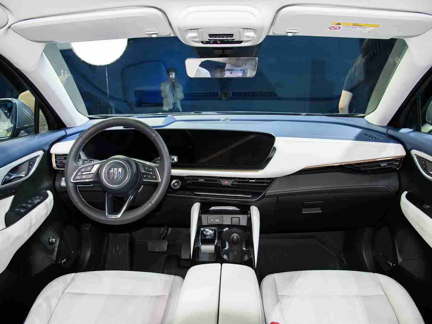 男生把困困放在女生里,新车热销热议:独特“困困座”设计,颠覆传统汽车体验,引发关注潮-2