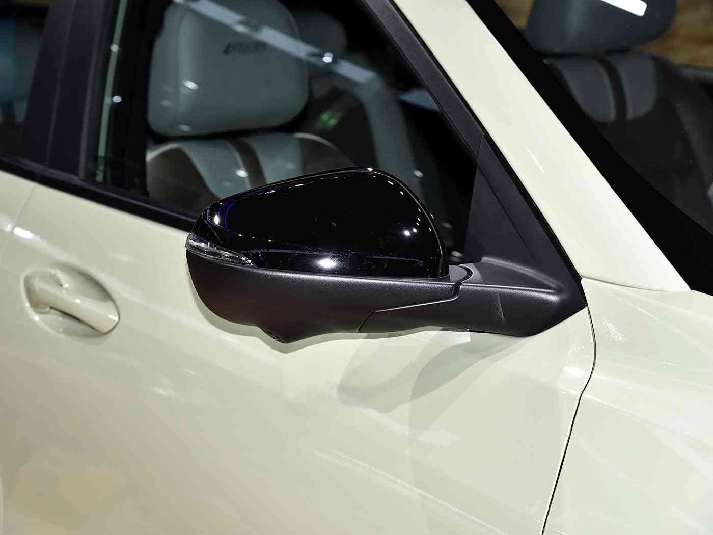 欧美护士,欧美技师巧手重生豪车，市中心维修店演绎专业汽车护理传奇-1