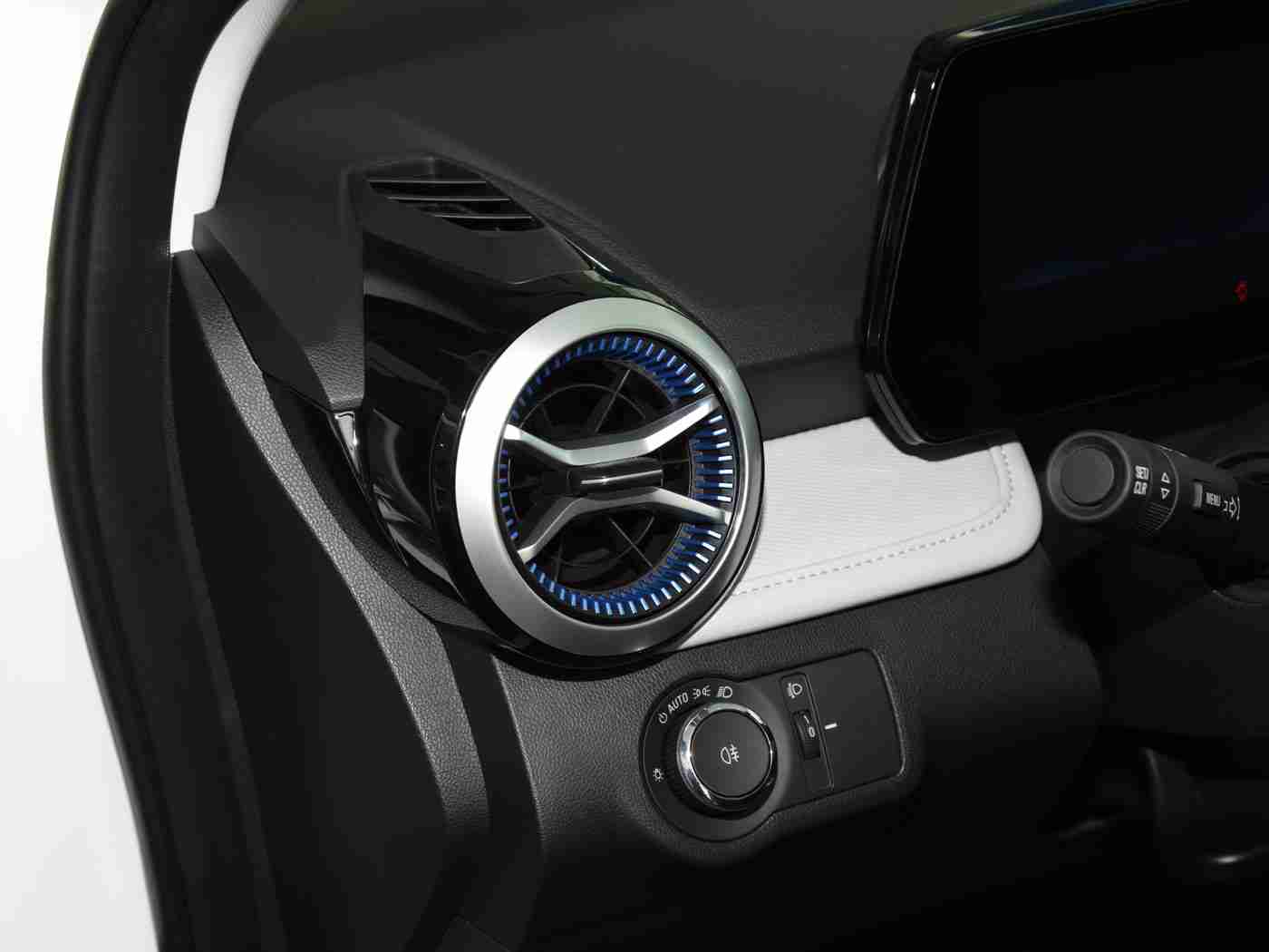 我让娇妻尝试黑老外3p,黑老外3P汽车惊艳亮相,奢华内饰与卓越性能受好评-1