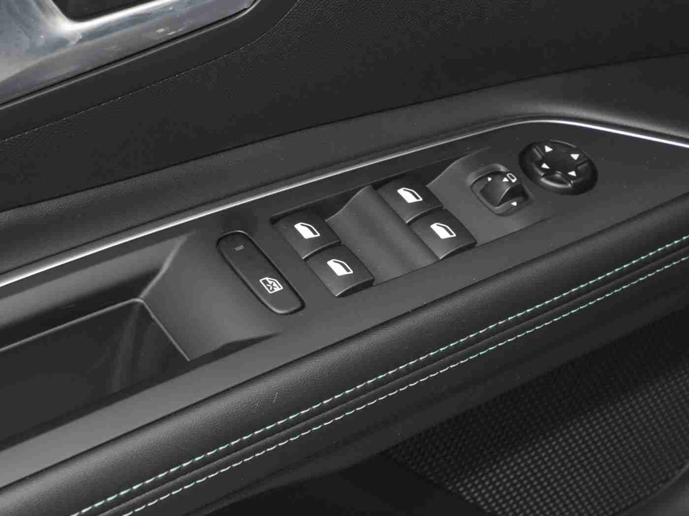 少妇亲子伦ininXXX,时尚动感外观，科技智能内饰，少妇亲子新宠汽车引领家庭出行潮流-1