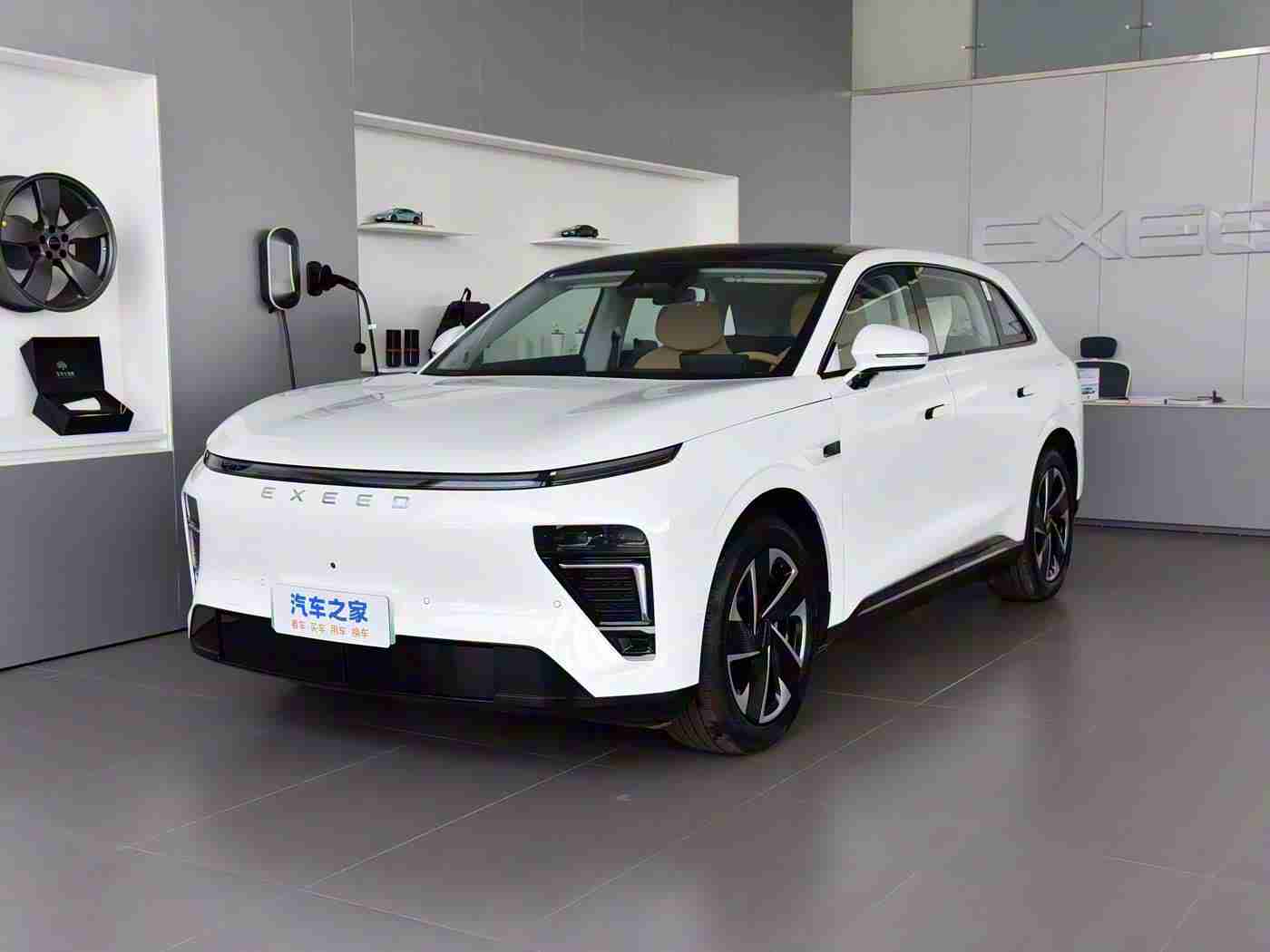 男生和女生一起插插,新能源汽车魅力绽放：男女车主共赏插电混动车型新体验-4