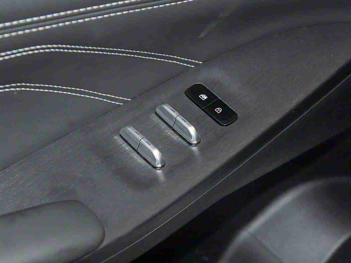 男人网站,“科技动感驾驭未来，全能SUV魅力非凡，尽享驾驶盛宴”-1