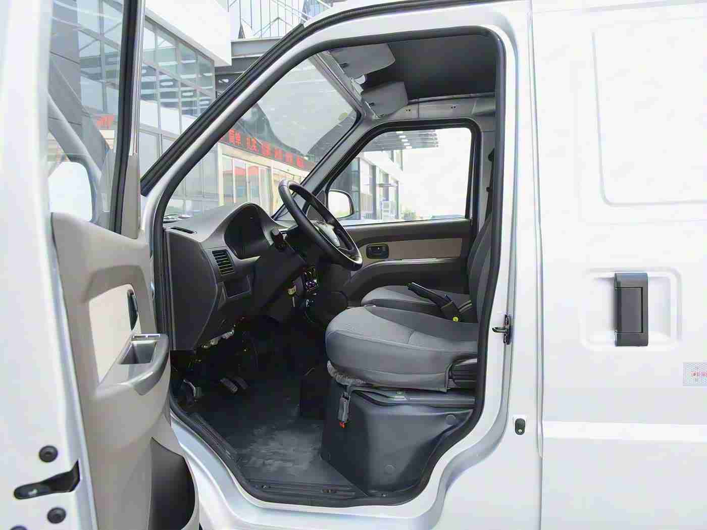 操软件,智驾未来，车道守护，安全领航——畅行无阻，智能启航-1