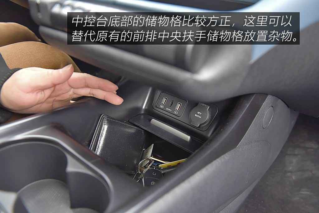 男生和女生一起插插插,“环保先锋，时尚动力：知名品牌发布插电混动新车，男女工程师默契合作引关注”-2