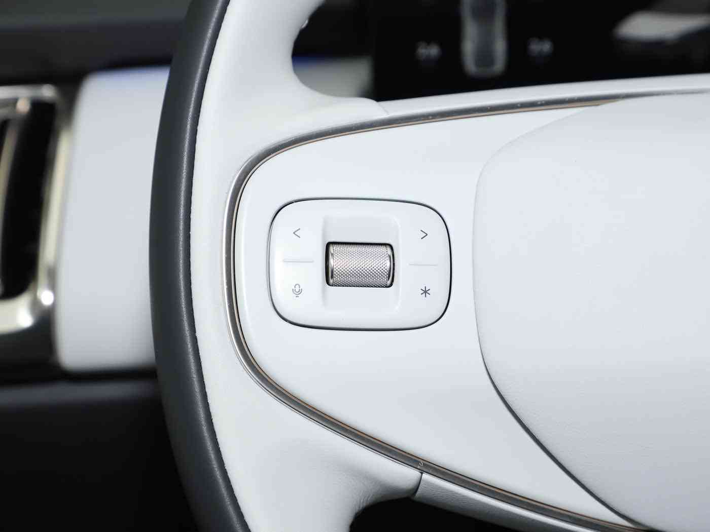 男人和女人打扑克,汽车品牌创新互动:轻松扑克游戏助力提升品牌形象,吸引年轻消费者关注-5