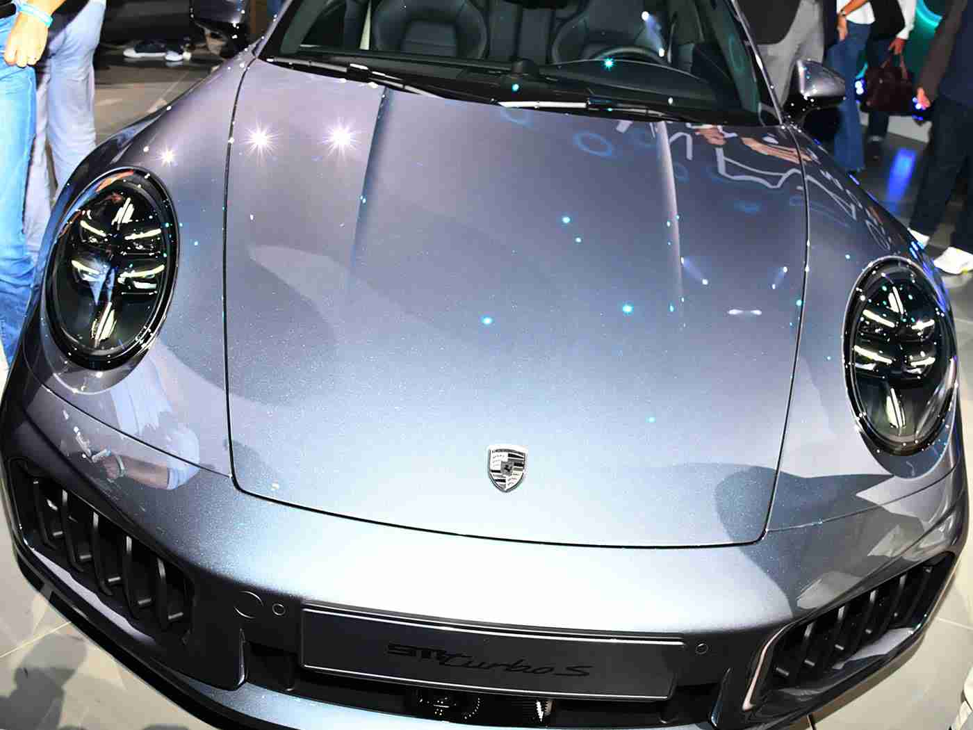 黄色WWW,新能源汽车续航新突破：无线充电技术引领未来出行变革-1