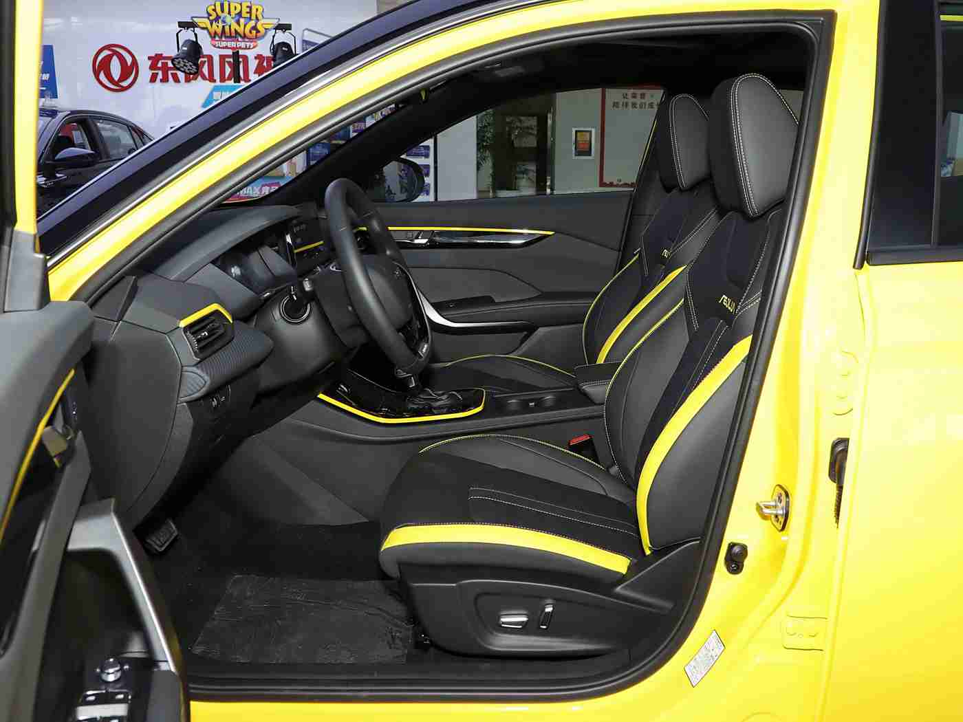 男生女生插插插,插电混动新宠，时尚外观与智能科技共舞，某品牌新车引领绿色出行潮流-3