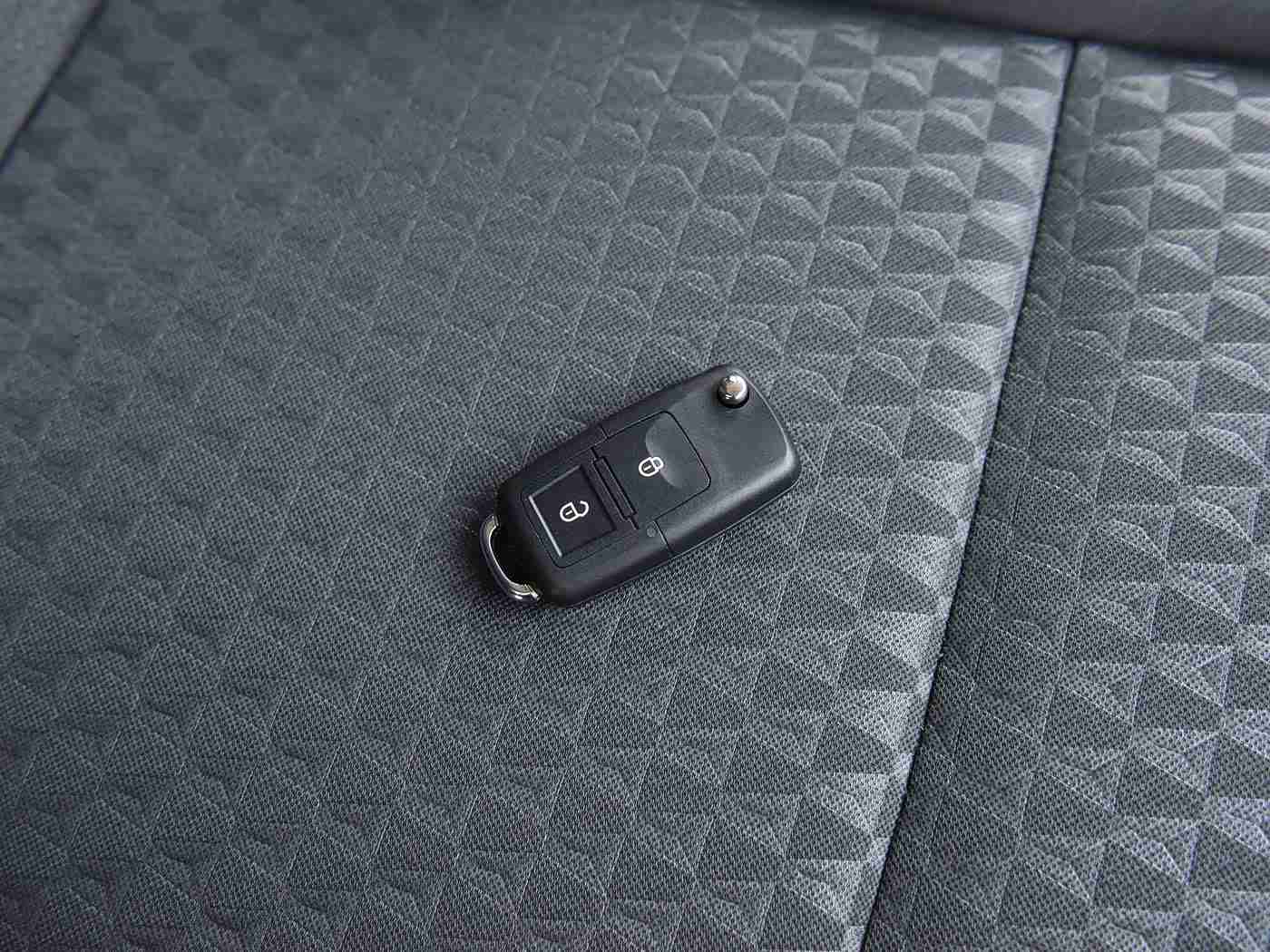 黄色TV,“新潮动力，舒适驾驭：独特设计黄色车款成市场新宠，引领驾驶新体验”-2