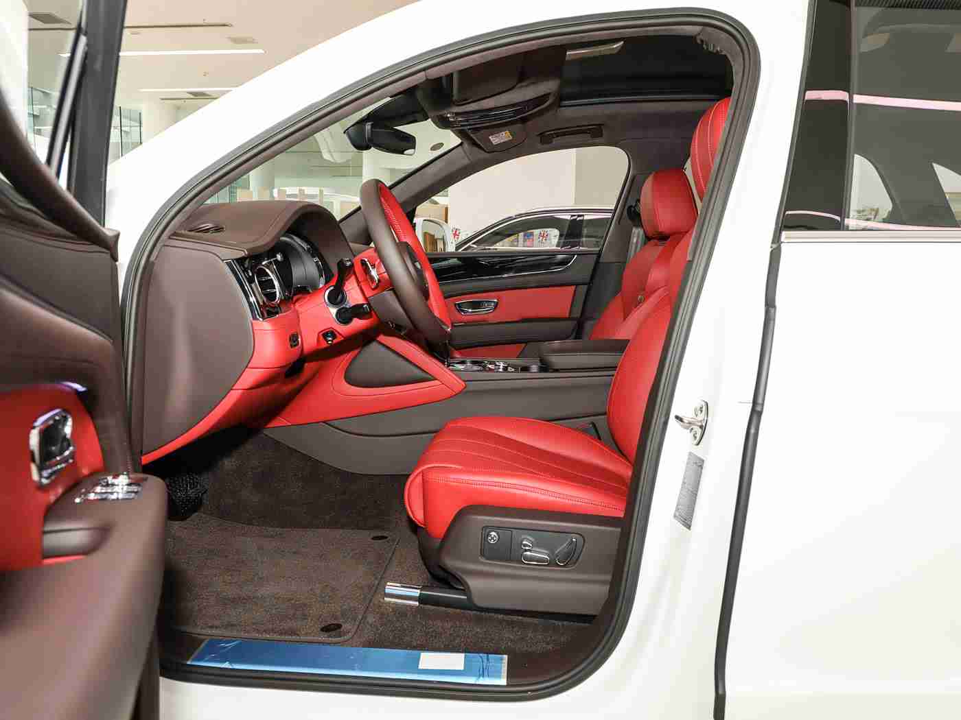 日本一卡二卡,流线型风采，智能驱动未来——揭秘日本新锐双星-1