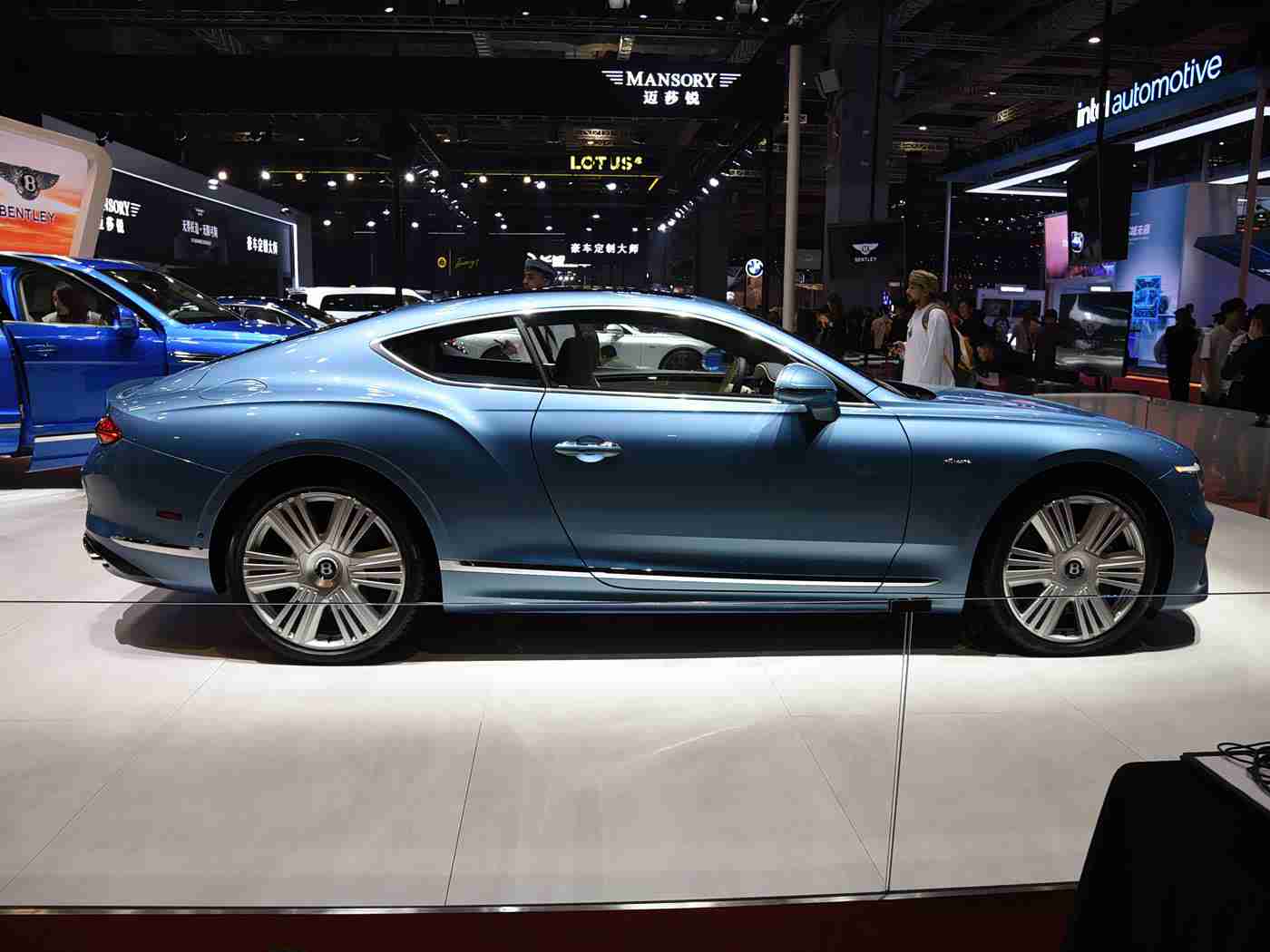 av成人影视,新一代AI智能驾驶辅助系统亮相，引领未来驾驶体验革新-4