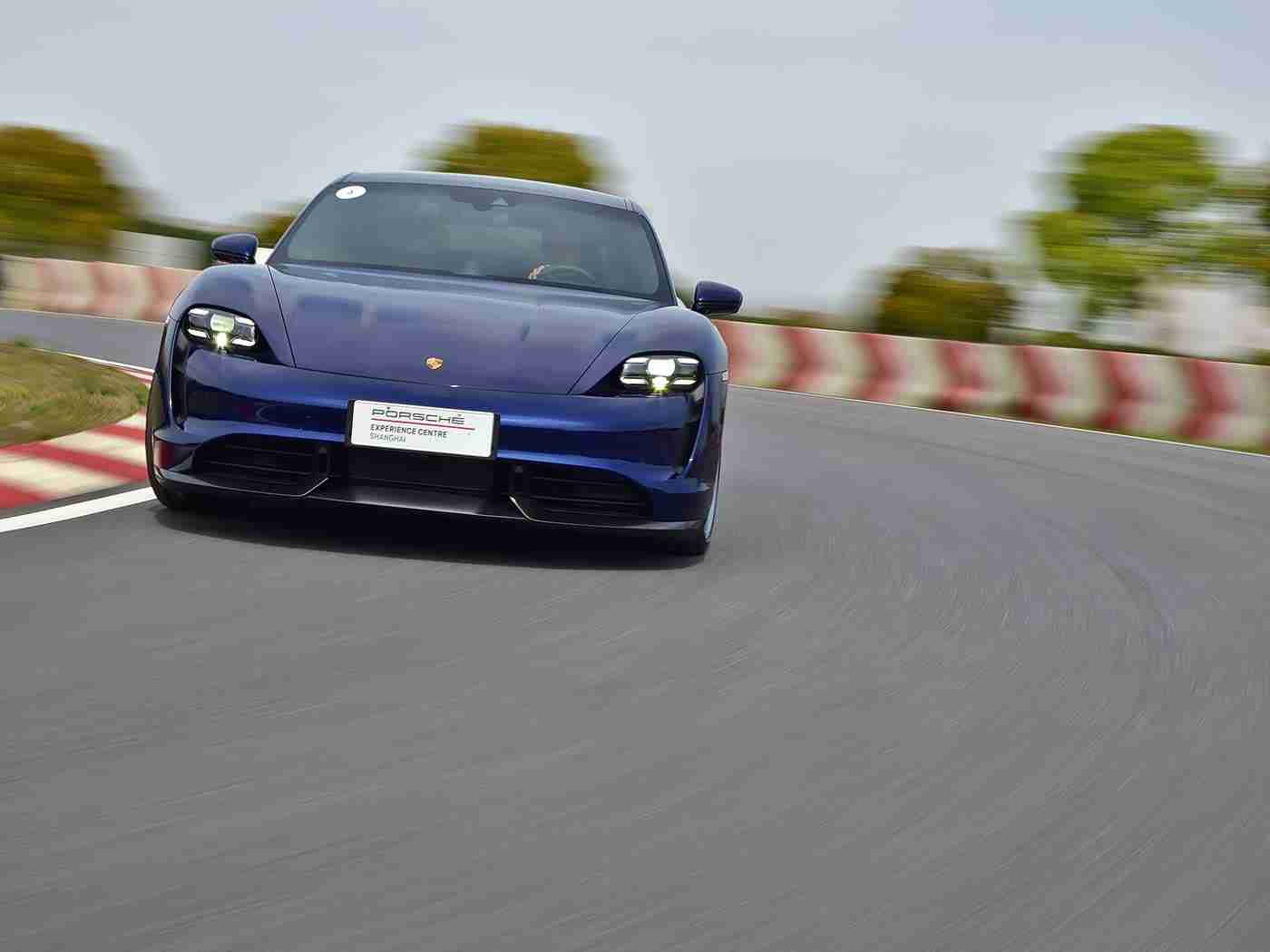 男孩把困困放在女生的困困,“颠覆传统座椅设计，新车型以时尚舒适引领汽车潮流趋势”-1