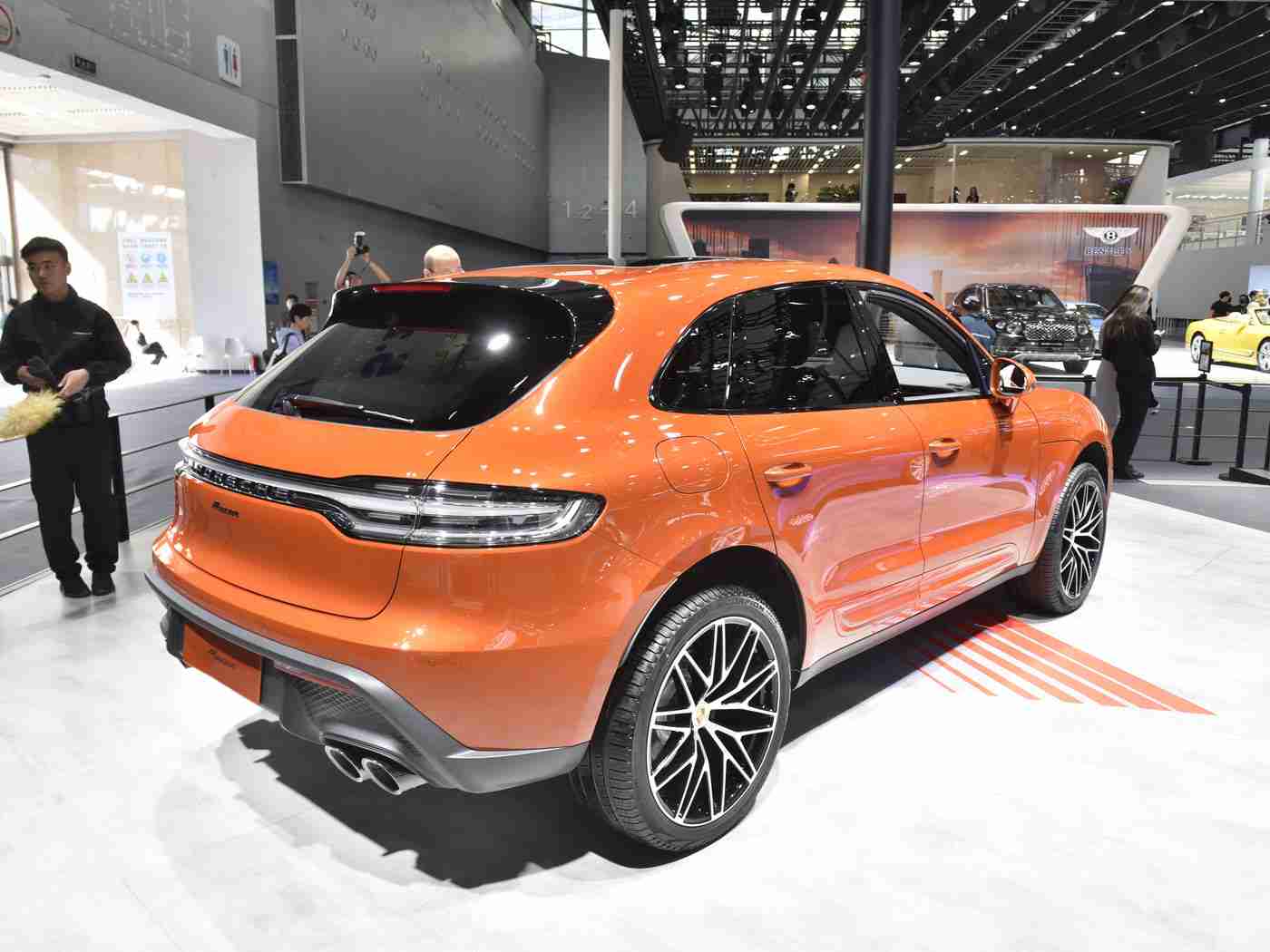 男同 www.网站,“未来出行新风尚，500公里续航，时尚科技共舞新能源汽车引领潮流”-1