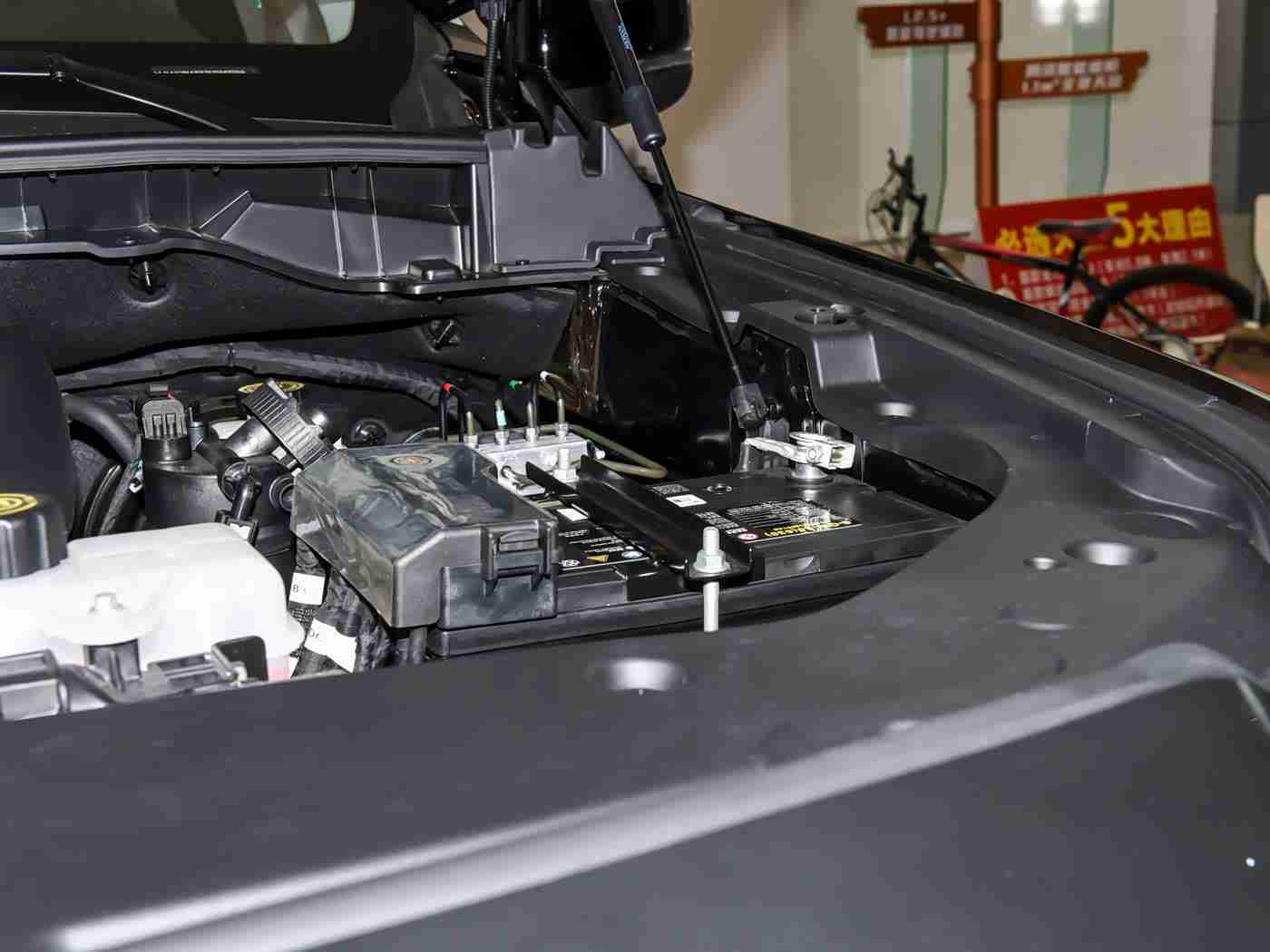 男生和女生一起拆拆很痛的免费,汽车维修厂男女工人携手协作，共创高效温馨维修新时代-4