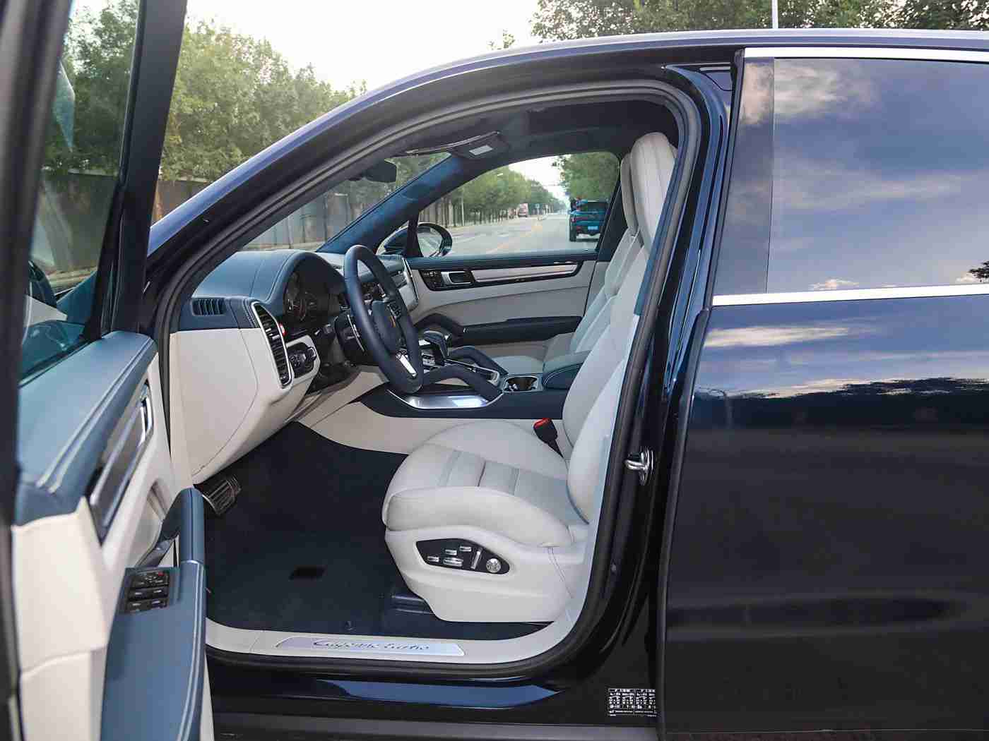 婷婷五月花,春风吹拂新车型惊艳亮相，亲民价格引领汽车市场潮流，全新车型或将成年轻消费者新宠-1