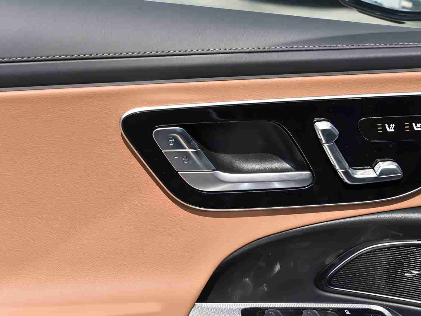 欧美大白屁股,汽车设计新风尚：揭秘“大白屁股”设计理念如何引领潮流-1