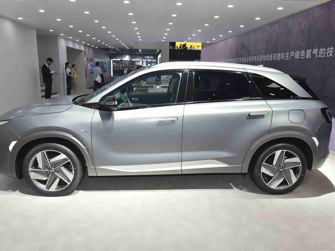 绿巨人藏宝阁黑科技玩法,绿巨人引领科技潮流，智能黑科技汽车惊艳亮相，环保动力续航惊人-4