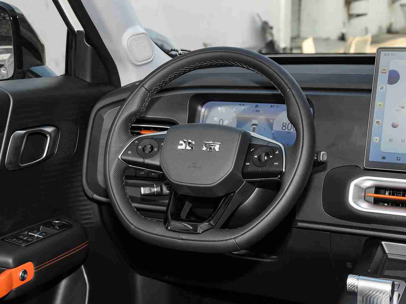 男生女生一起搓搓搓,新能源汽车引热潮，男女通吃性能卓越，智能配置引领潮流-1