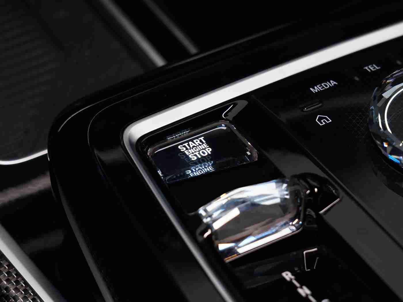 娇妻半推半就被3p,“创新动力,激情驾驭:揭秘“娇妻3P设计”新车型引发行业热议-1