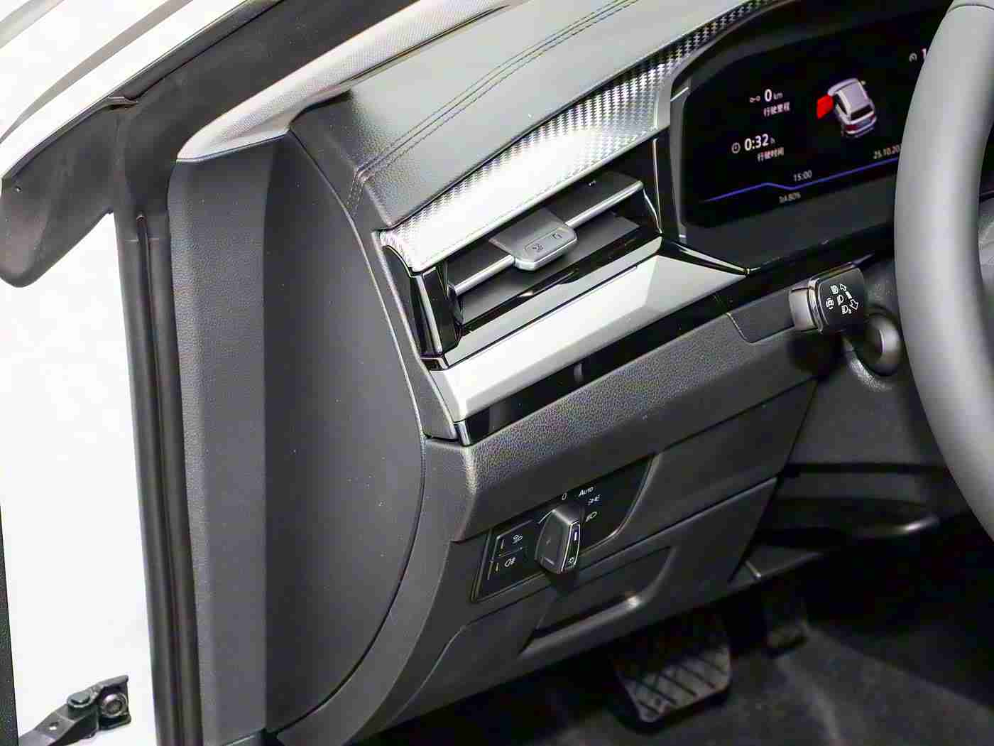 在床上打扑克,“智能娱乐新高度，床扑牌车引领驾驶乐趣新潮流”-2