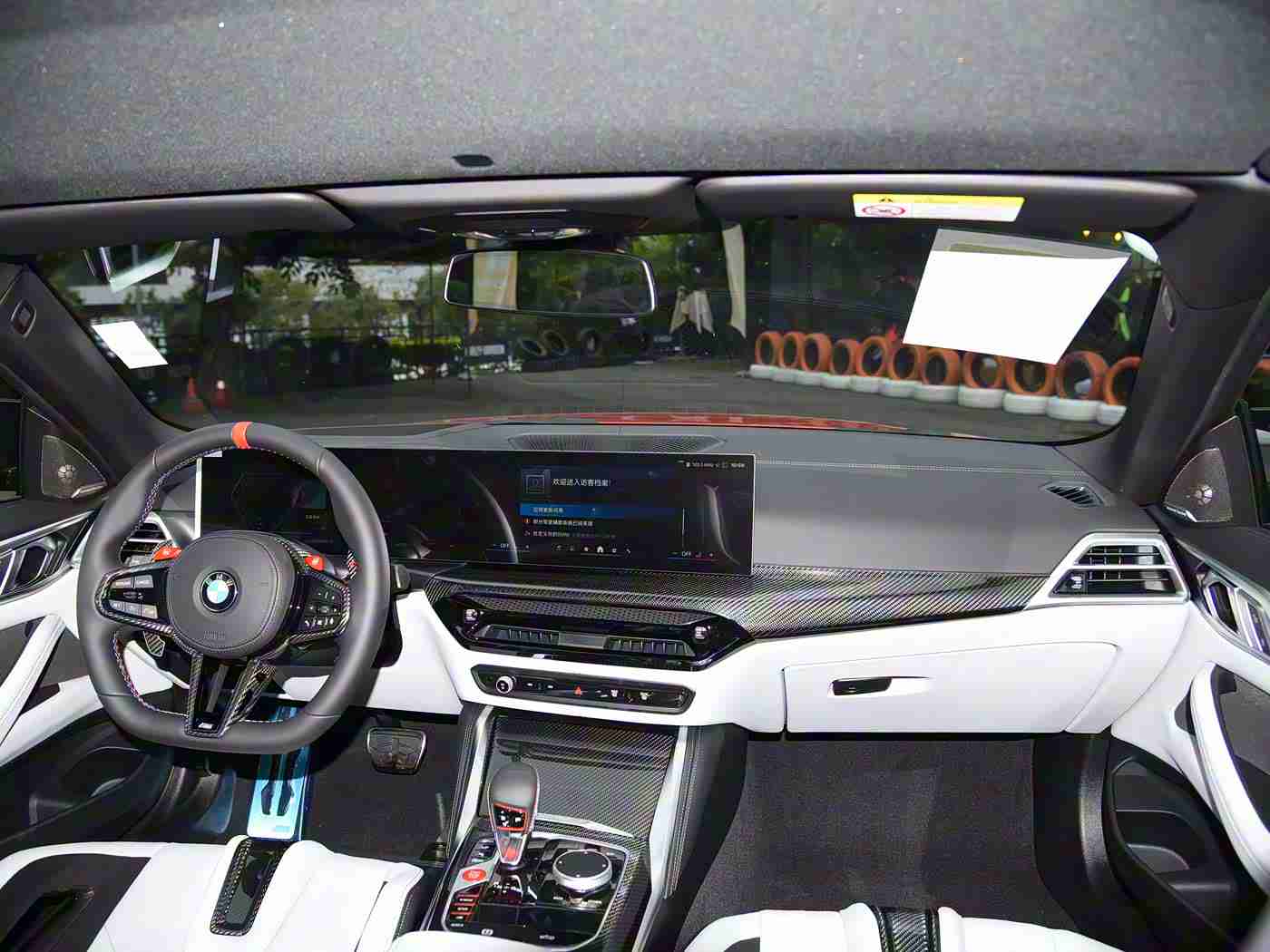 按摩师扒开腿按摩花蒂,“花蒂新车型惊艳亮相：创新座椅设计，领先智能科技，引领未来驾驶体验”-5