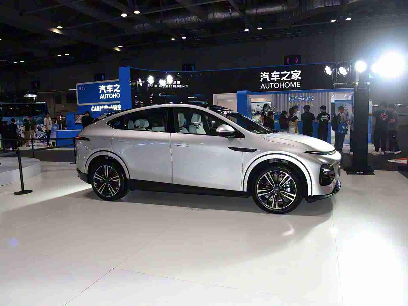 黄色软件每日三次,科技赋能驾驶新体验：“每日三次”智能导航助您轻松安全出行-1